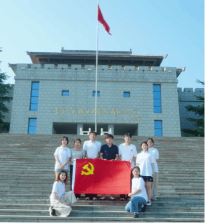 汲取奋进力量
