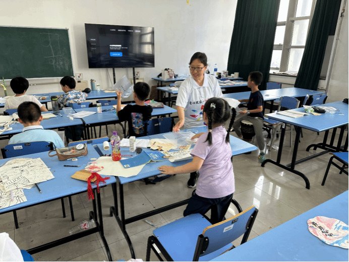 为参与夏令营的青少年带来一堂沉浸式注